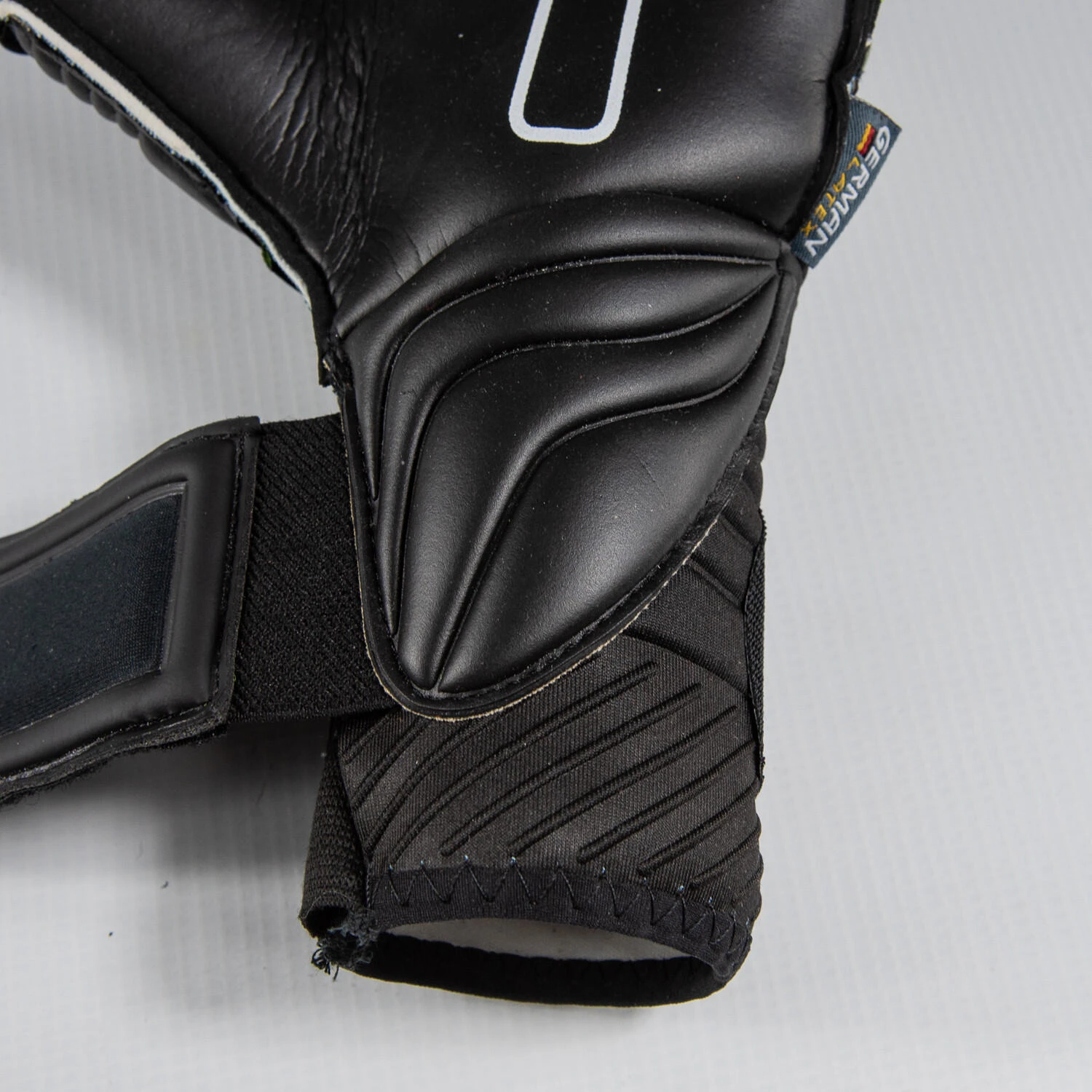 Rinat KANCERBERO INVICTUS PRO Goalkeeper Gloves 5 Rinat KANCERBERO INVICTUS PRO Goalkeeper Gloves - Image 3