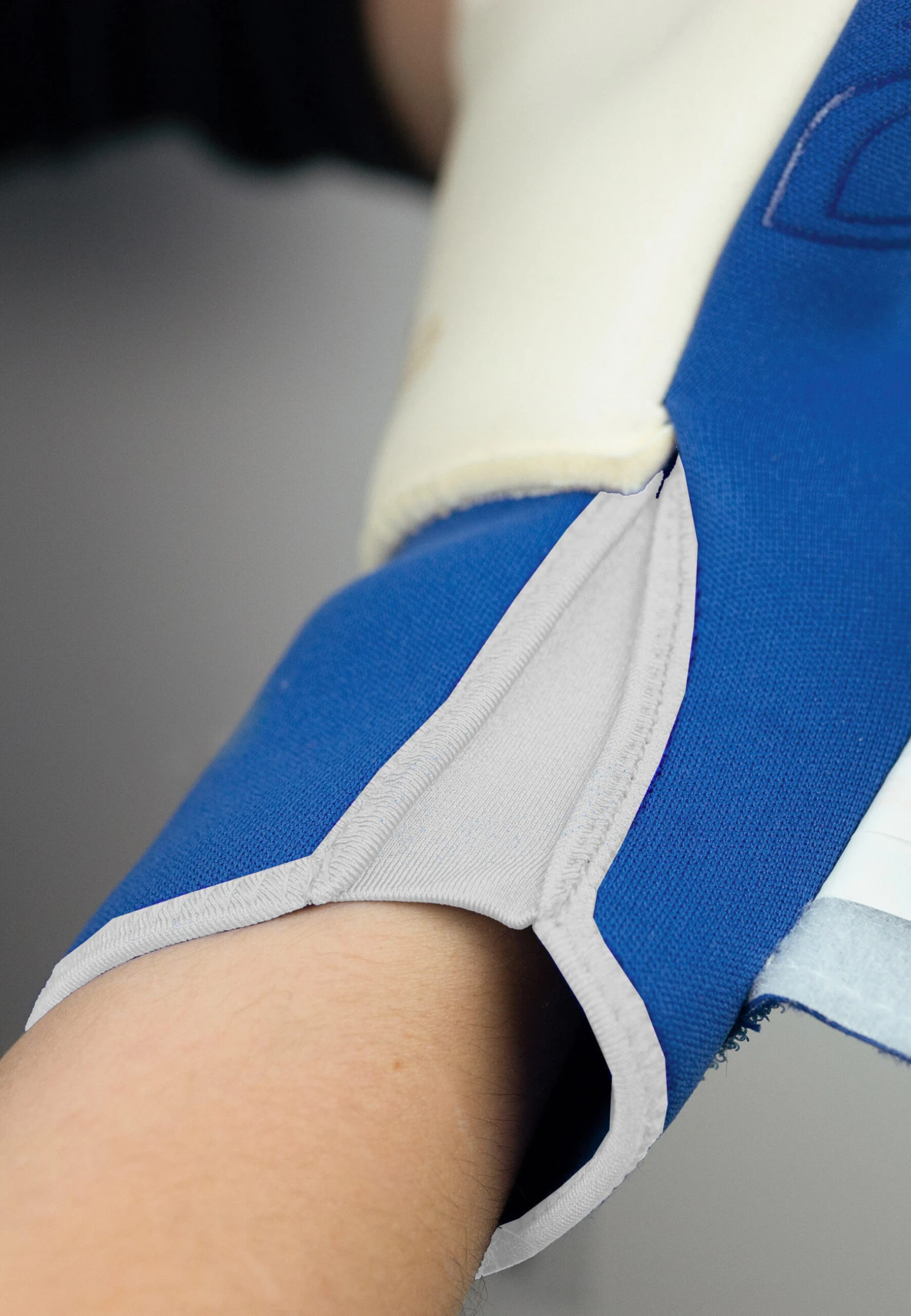 Reusch Arrow Gold X Goalkeeper Gloves 7 Reusch Arrow Gold X Goalkeeper Gloves - Image 5